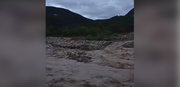Şamaxıda Ağsu çayı daşdı - İnsanlar yollarda qaldı - Video