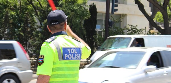Polis motosikleti təhlükəli idarə edən sürücünü saxlayıb