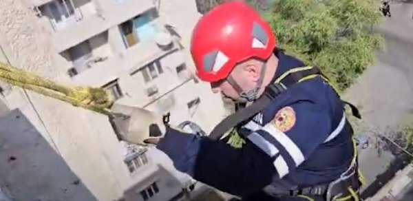 Bakıda azyaşlı mənzildə köməksiz vəziyyətdə qaldı: FHN əməliyyat keçirdi