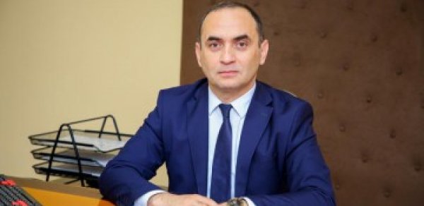 Deputat: Məktəblərdə telefonlarla bağlı qadağa vaxtında atılmış addımdır
