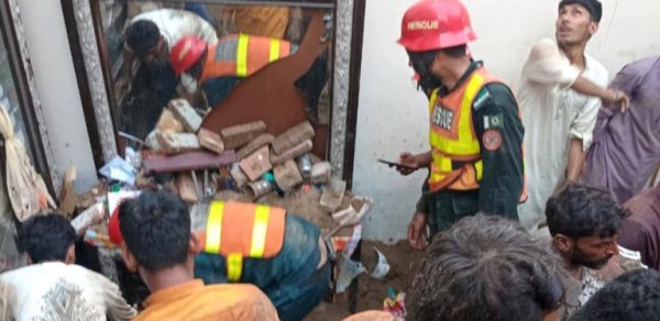 Pakistanda təhsil mərkəzinin damı çökdü - 14 uşaq öldü