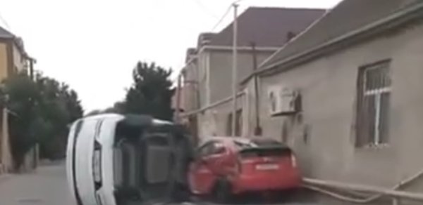 Bakıda “Prius”la toqquşan BYD aşdı - VIDEO
