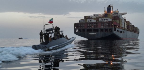 İran Hörmüz boğazından keçən tankerlərə xəbərdarlıq edib