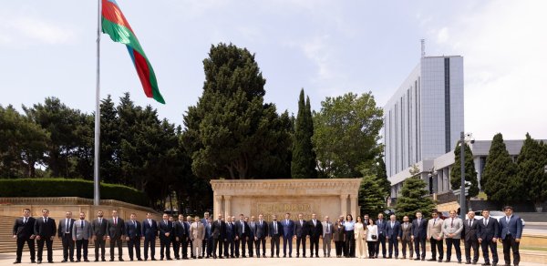 “AzerGold” heyəti Şəhidlər xiyabanını ziyarət etdi - FOTOLAR