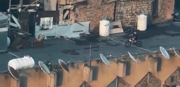 Azyaşlı binanın damında velosiped sürdü – Polis araşdırmaya başladı - VİDEO