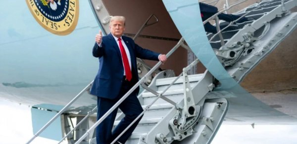 ABŞ-də hava limanına Donald Trampın adı verildi