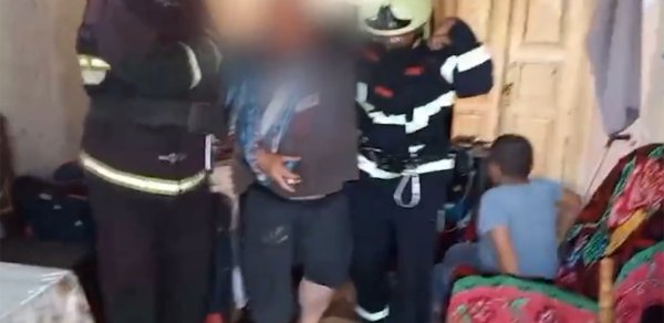 Evin girişi başlarına uçdu, çıxılmaz vəziyyətdə qaldılar - Video