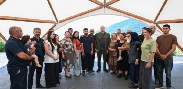 Prezident Şuşanın Kiçik Qaladərəsi kəndində sakinlərlə görüşüb