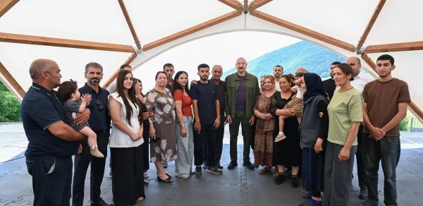 İlham Əliyev Şuşanın Kiçik Qaladərəsi kəndində görülən işlərlə tanış olub və kəndə qayıdan sakinlərlə görüşüb