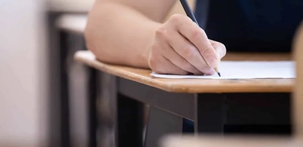 Qəbul imtahanında 12 nəfərdə mobil telefon aşkarlandı