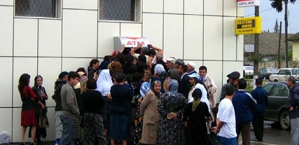 Nağdsız ödənişlər artsa da, bankomat növbələri niyə bitmir? – Ekspertlərdən açıqlama