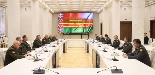 Kərəm Vəliyev belaruslu həmkarı ilə hərbi əməkdaşlığı müzakirə etdi