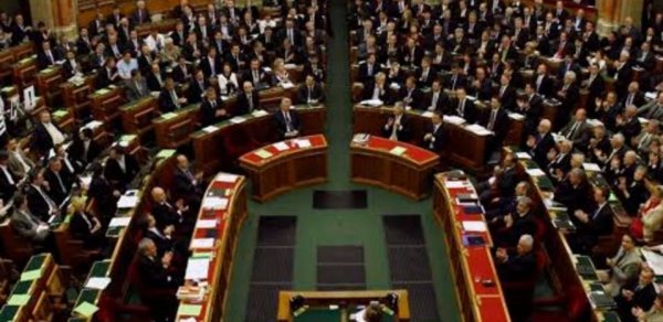Macarıstan parlamenti Prezidentin vəzifədən kənarlaşdırılmasına səs verib