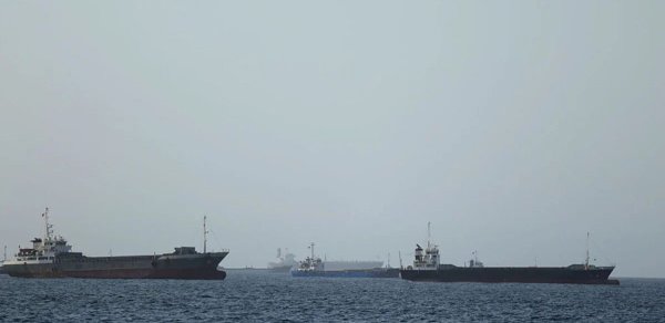"Tasnim": Hörmüz boğazında bir neçə gəmi atəşə tutulub