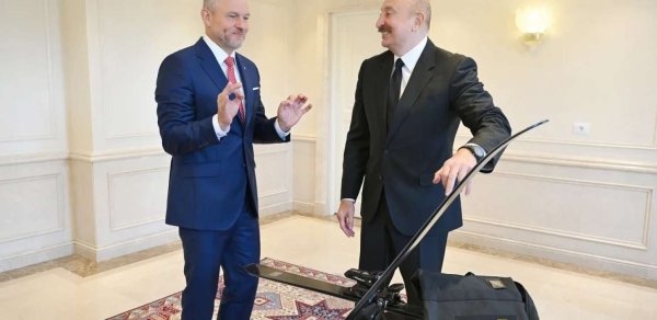 Pelleqrini İlham Əliyevə xizək hədiyyə etdi
