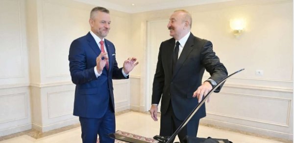 Pelleqrini İlham Əliyevə xizək hədiyyə etdi