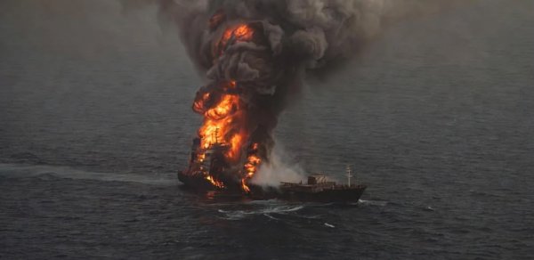 BƏƏ-nin neft tankerinə hücum: İtkin düşənlər var