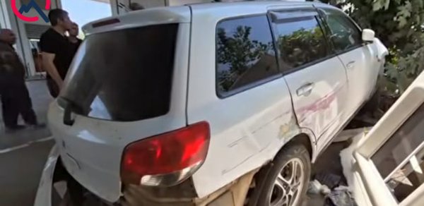 “Mitsubishi” yanacaqdoldurma məntəqəsinə çırpıldı - Xəsarət alanlar var