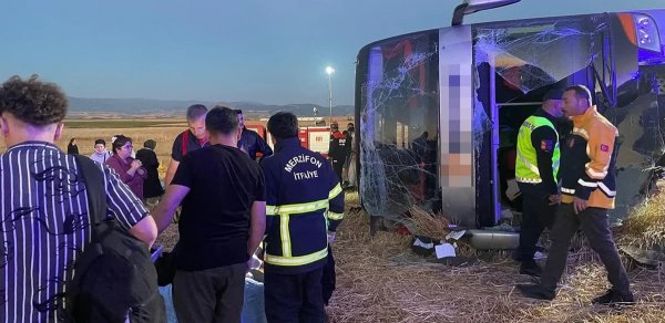 Amasyada ikimərtəbəli sərnişin avtobusu aşdı: Əlliyə yaxın yaralı var