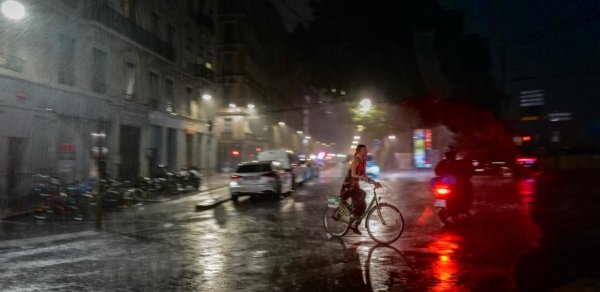 Fransada güclü fırtına: 53 min ev elektriksiz qaldı