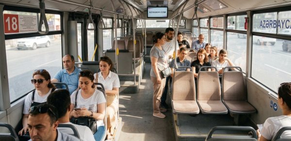 Avtobusda niyə əks istiqamətdə oturmaq istəmirik? – Səbəbi sizi təəccübləndirəcək