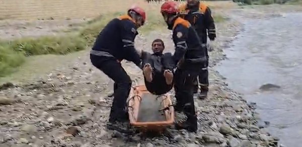 FHN: Gəncədə çayda köməksiz qalan şəxs xilas edilib