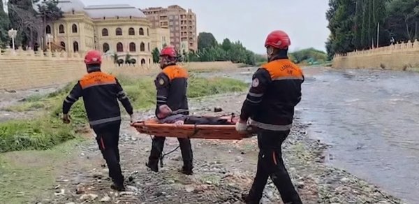 Gəncə çayında köməksiz qalan şəxs xilas edildi