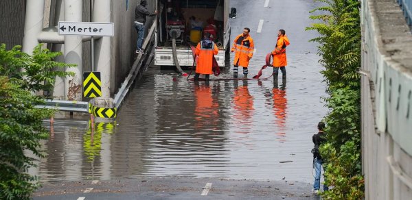 İstanbulda güclü yağış həyatı iflic etdi