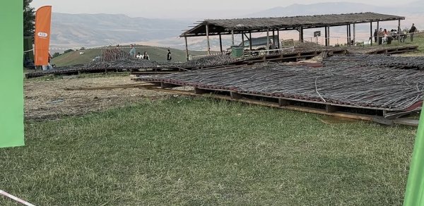 Milli Yaylaq Festivalında taxta konstruksiya aşdı - TƏBİB yaralıların vəziyyətini açıqladı