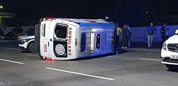 Təcili tibbi yardım maşını aşdı - 4 nəfər xəsarət aldı