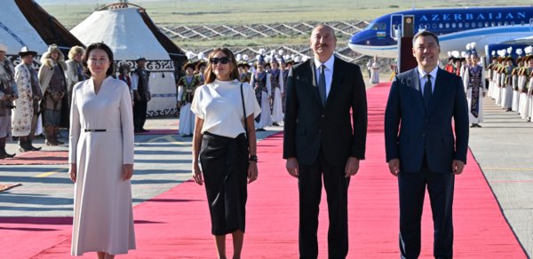 Prezident və xanımını “Yaşa mənim xalqım”la qarşıladılar - Video