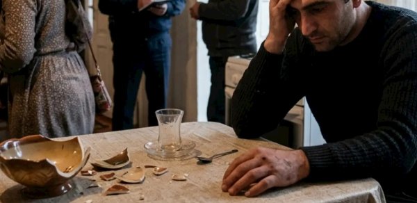 Arvadına meyvə qabı atan kişi 1500 manat cərimələndi