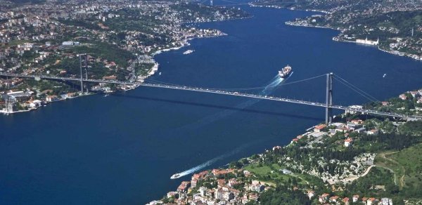 İstanbul sahillərində yük gəmisi saya oturdu: Bosfor boğazında hərəkət dayandı