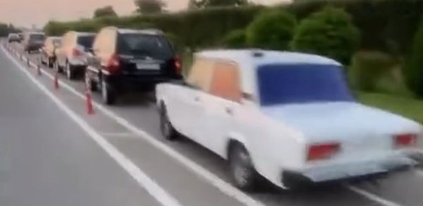 Velosiped zolağını parkinqə çevirdilər - VİDEO