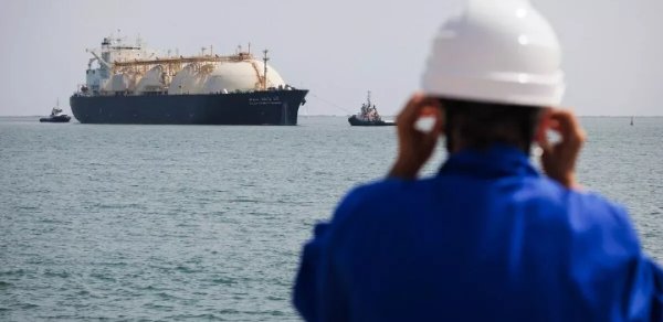 Hörmüz boğazında maye qaz daşıyan tanker mərmi zərbəsinə məruz qalıb