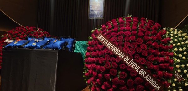 Prezident və xanımı vida mərasiminə əklil göndərdi - FOTO