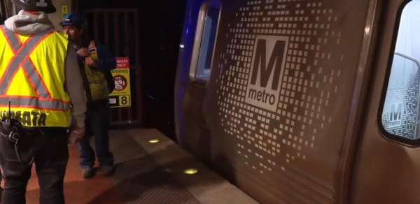 Nyu-York metrosunda yanğın: 12 nəfər tüstüdən zəhərləndi