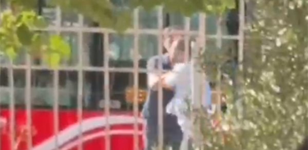 Bakıda sərnişin avtobus sürücüsünü döydü - Video