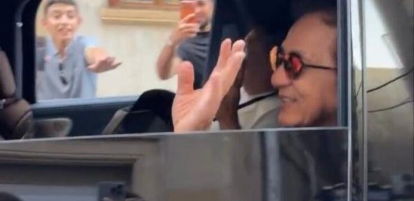 Ceki Çanla görüşmək üçün özlərini maşının önünə atdılar - Video