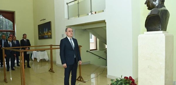 Ceyhun Bayramov Azərbaycanın Kiyevdəki səfirliyində oldu