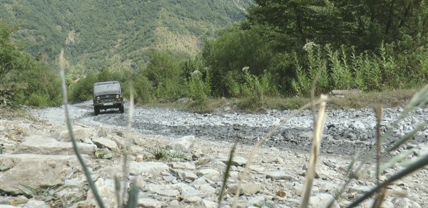 Girişi pullu edilən Ramramay şəlaləsinə qalxan yol bərbad vəziyyətdədir - VİDEO