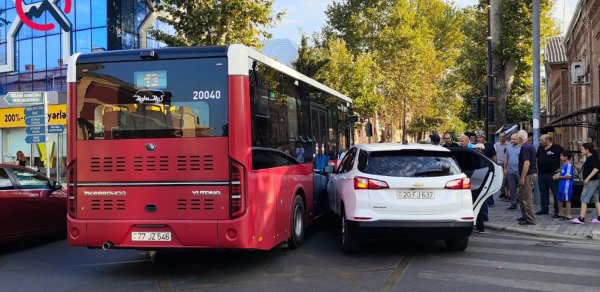 Gəncədə “Baku Bus”qəzaya düşdü