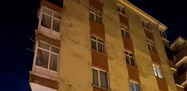 İstanbulda bina uçub, sakinlər yaşayış evini tərk ediblər - FOTO