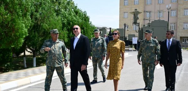 Prezident Naxçıvanda yeni komando hərbi hissələrinə Döyüş bayraqlarının verilməsi mərasimində iştirak edib