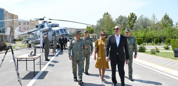 Prezidentlə xanımı komando hərbi hissələrinə Döyüş bayraqlarının verilməsi mərasimində - FOTOLAR