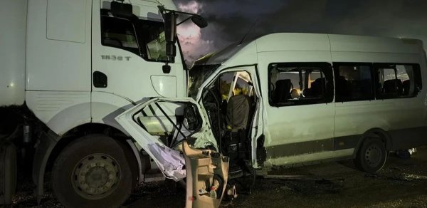 Türkiyədə avtobus yük maşını ilə toqquşub: Bir ölü, 15 yaralı