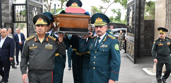 Zakir Həsənovla Elçin Quliyev generalın dəfnində - FOTOLAR