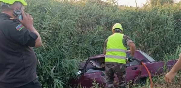 Tovuzda maşın su kanalına düşdü - Ölənlər var