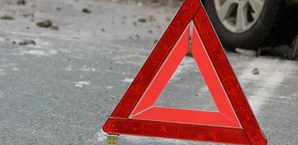 Kiyevdə avtomobil dayanacağa çırpılıb, ölən və yaralananlar var