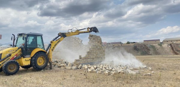 Göygöldə qanunsuz tikili söküldü